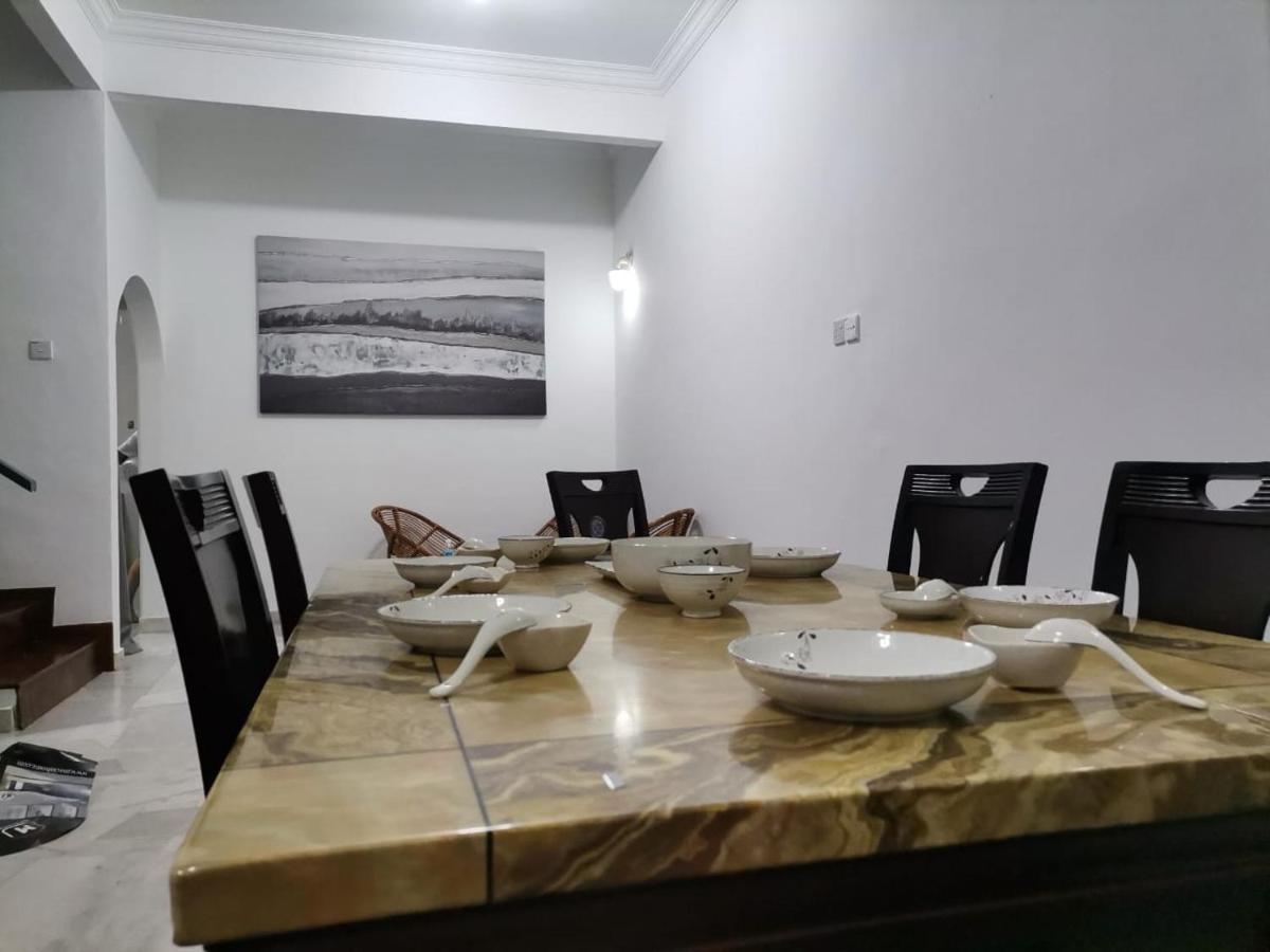 Airputih Younee4r3b 5mintownhomestay-10pax Holiday home *